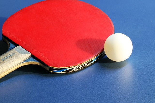 raquette et balle de ping pong